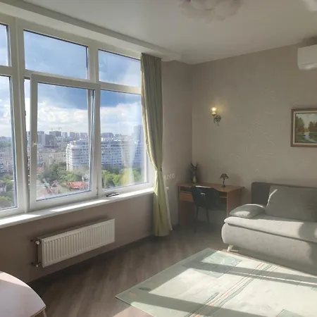 у моря з видом на місто Apartmán Oděsa