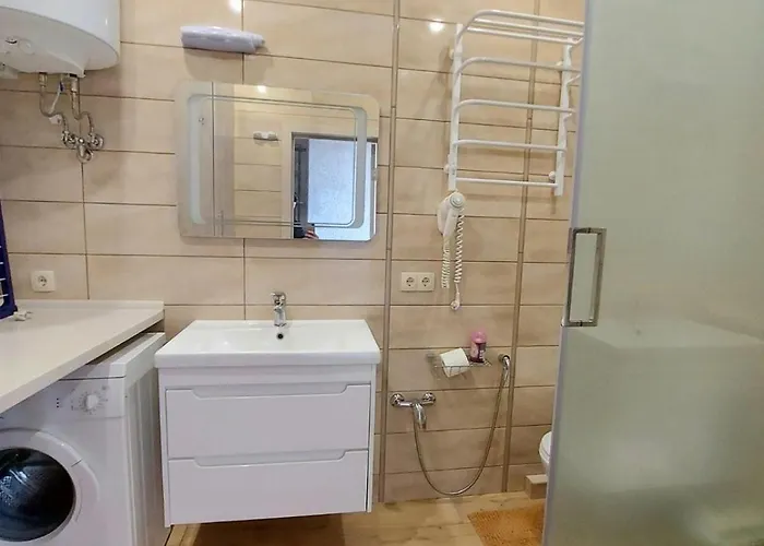 у моря з видом на місто