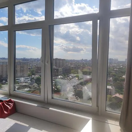 у моря з видом на місто