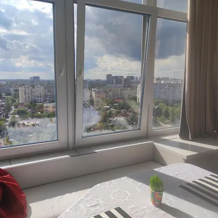 у моря з видом на місто