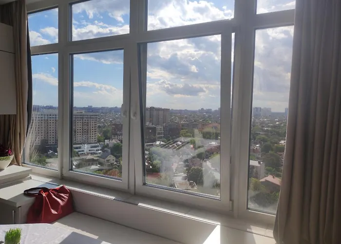 у моря з видом на місто