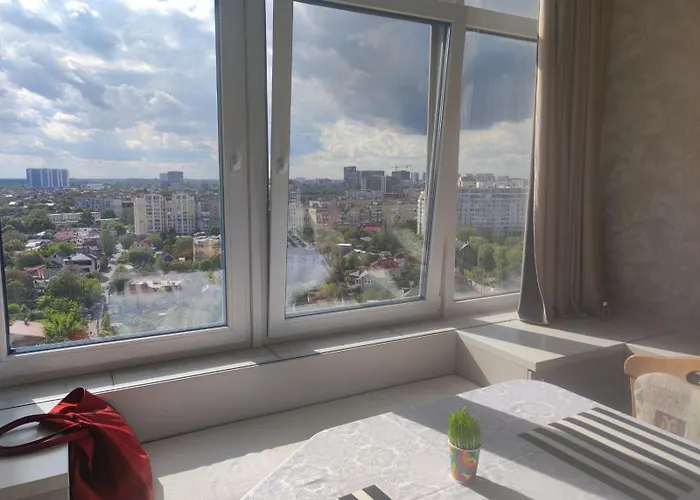 у моря з видом на місто