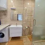 у моря з видом на місто